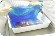 La sacca ematica viene avvolta tra le sacche di gel e riposta nella vaschetta di trasporto