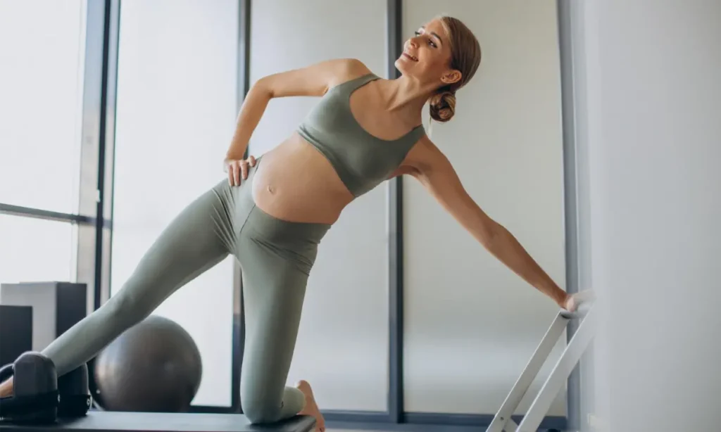Donna incinta fa pilates