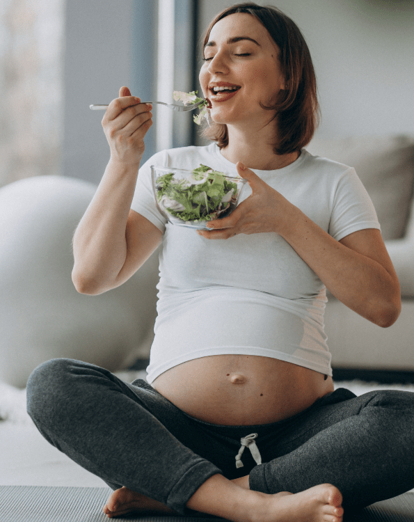 Donna incinta che mangia