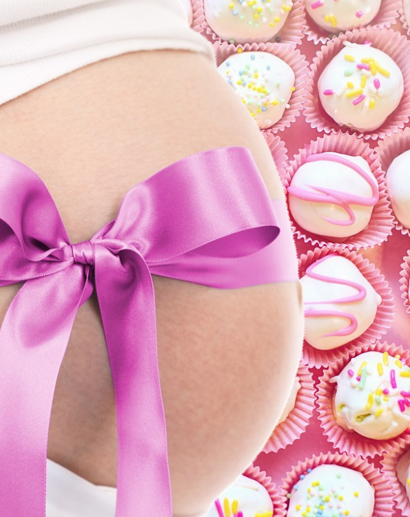 Pancione di donna in gravidanza con dolci sullo sfondo