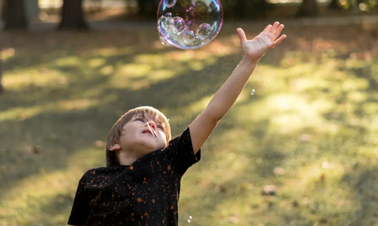 Bambino bolle sapone